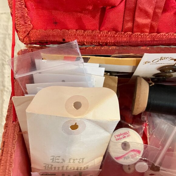 Unique Vintage Sewing Box with some Sewing Notions - Picture 11 of 15